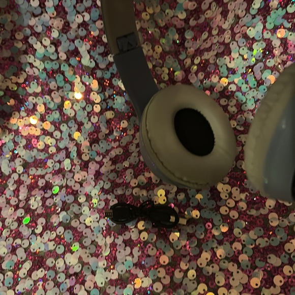 Cat Ear Wireless Headphones with RGB Lights - Picture 4 of 8